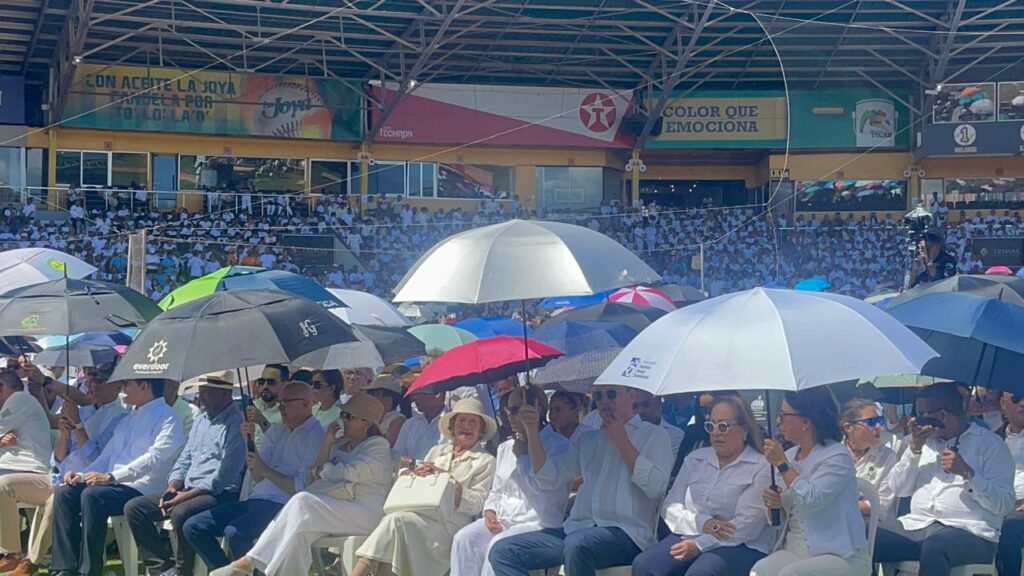 Miles de católicos claman por paz, unidad y esperanza durante multitudinaria celebración de Corpus Christi en Santiago | 1 | Miles de católicos claman por paz, unidad y esperanza durante multitudinaria celebración de Corpus Christi en Santiago - Noticias de hoy en República Dominicana | De Último Minuto