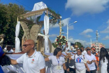 Miles de católicos claman por paz, unidad y esperanza durante multitudinaria celebración de Corpus Christi en Santiago