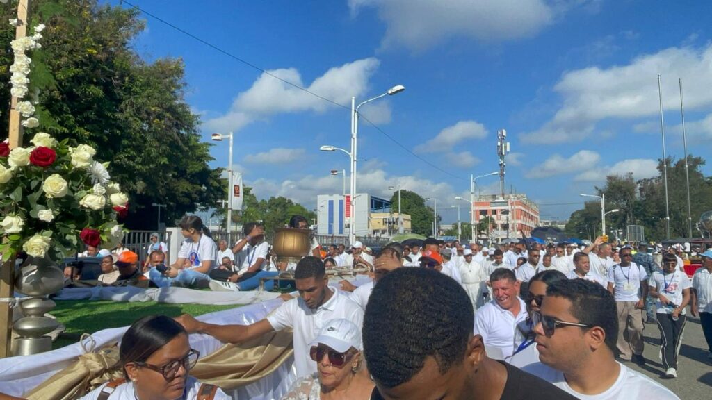 Miles de católicos claman por paz, unidad y esperanza durante multitudinaria celebración de Corpus Christi en Santiago | 2 | Miles de católicos claman por paz, unidad y esperanza durante multitudinaria celebración de Corpus Christi en Santiago - Noticias de hoy en República Dominicana | De Último Minuto