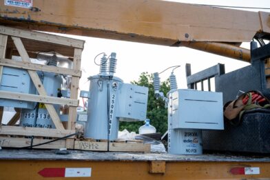Edesur refuerza suministro eléctrico en Azua con instalación de tres nuevos transformadores