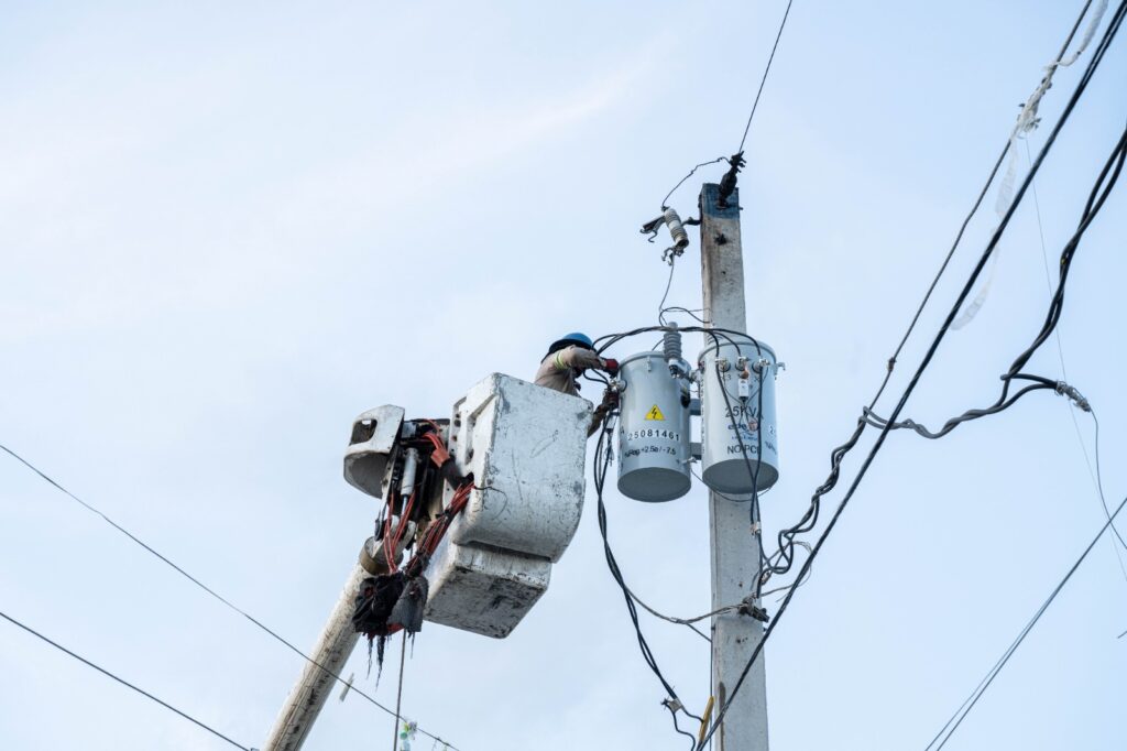 Edesur refuerza suministro eléctrico en Azua con instalación de tres nuevos transformadores - Noticias de hoy en República Dominicana | De Último Minuto