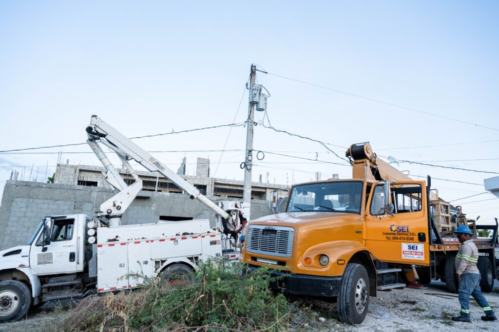 Edesur refuerza suministro eléctrico en Azua con instalación de tres nuevos transformadores - Noticias de hoy en República Dominicana | De Último Minuto