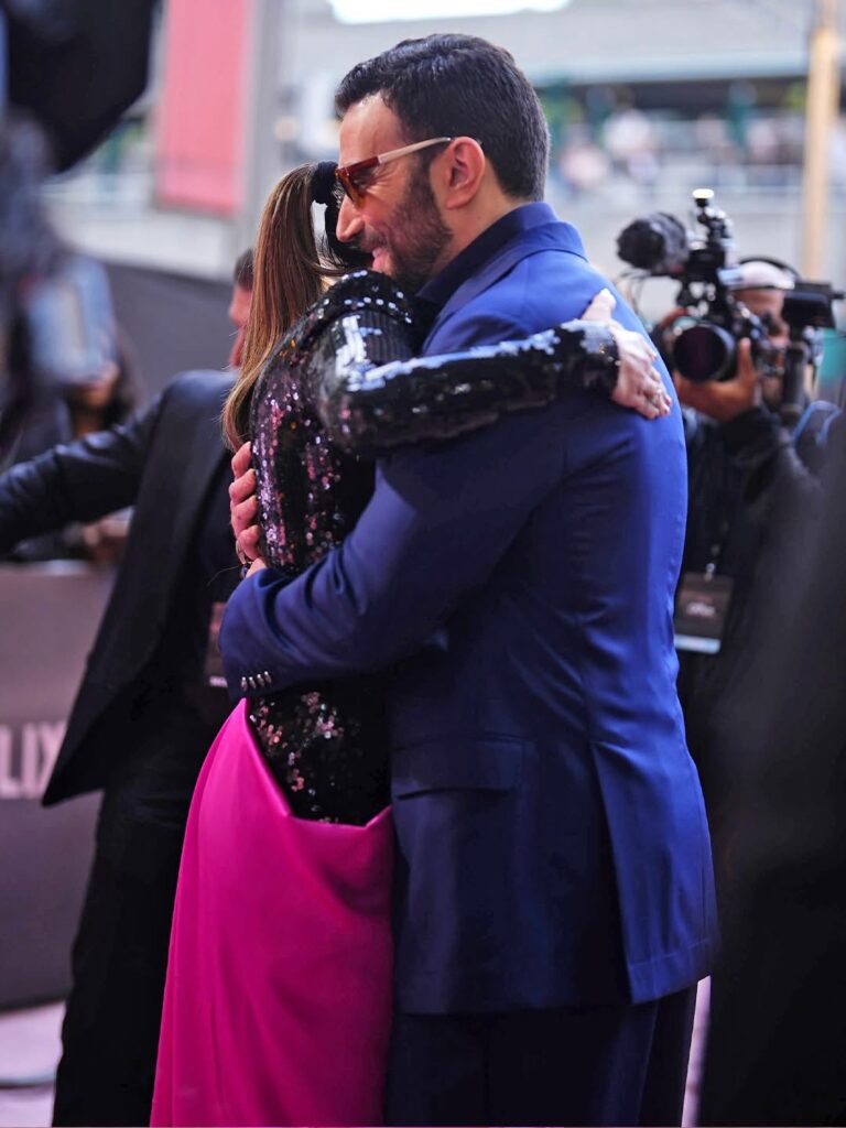 Se intensifican los rumores de noviazgo entre JLo y su compañero en la nueva película “Office Romance” - Noticias de hoy en República Dominicana | De Último Minuto