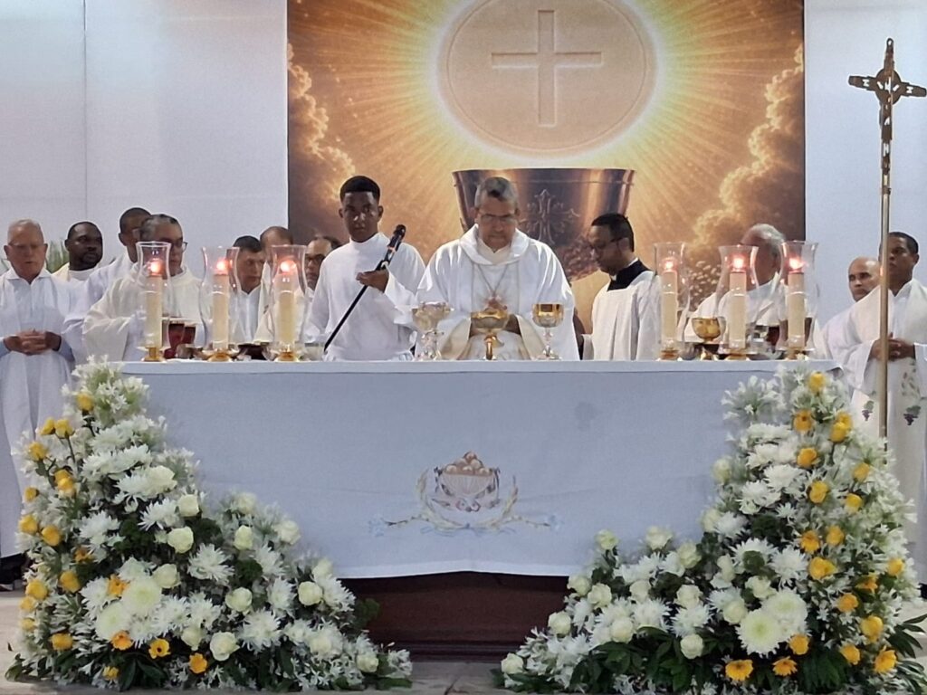 Cientos de fieles se congregan en celebración de Corpus Christi encabezada por monseñor Carlos Tomás Morel Diplán - Noticias de hoy en República Dominicana | De Último Minuto