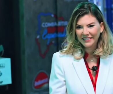 Laura de la Nuez llegó a dar clases de etiqueta y protocolo a los participantes de Planeta Alofoke