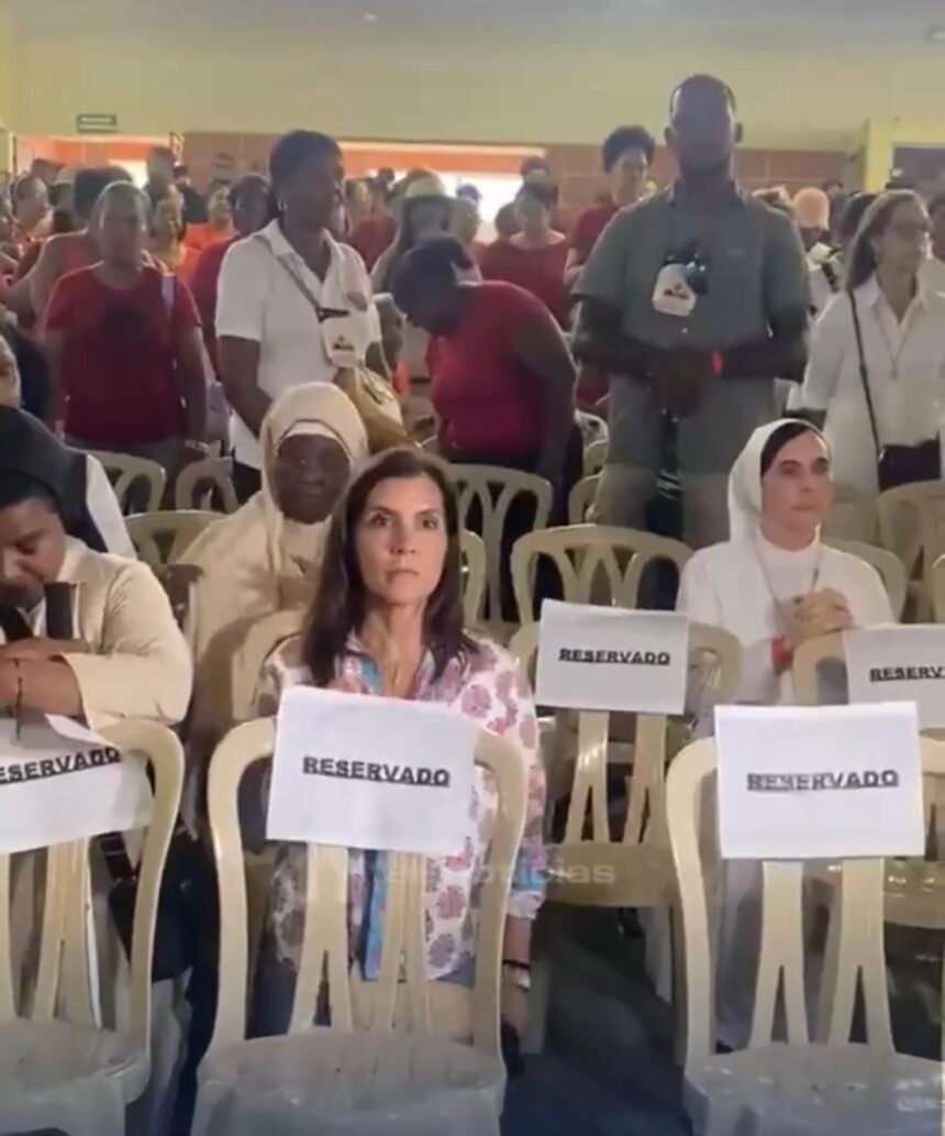 Embajadora de Estados Unidos participa en multitudinaria celebración de Corpus Christi en Santo Domingo