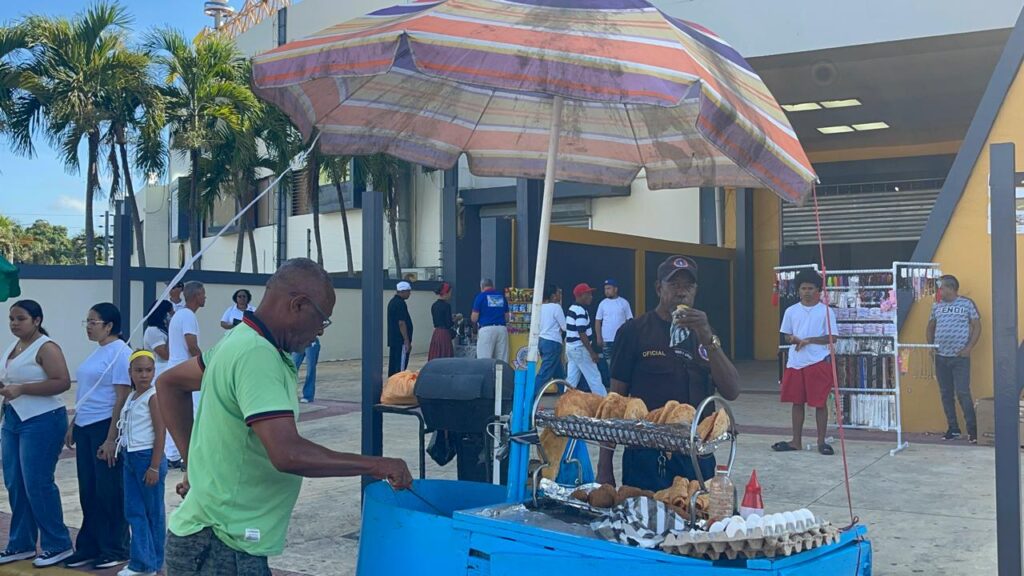 Corpus Christi congrega a miles de fieles y dispara las ventas de comerciantes informales en Santiago | 4 | Corpus Christi congrega a miles de fieles y dispara las ventas de comerciantes informales en Santiago - Noticias de hoy en República Dominicana | De Último Minuto