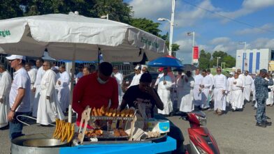 Corpus Christi congrega a miles de fieles y dispara las ventas de comerciantes informales en Santiago
