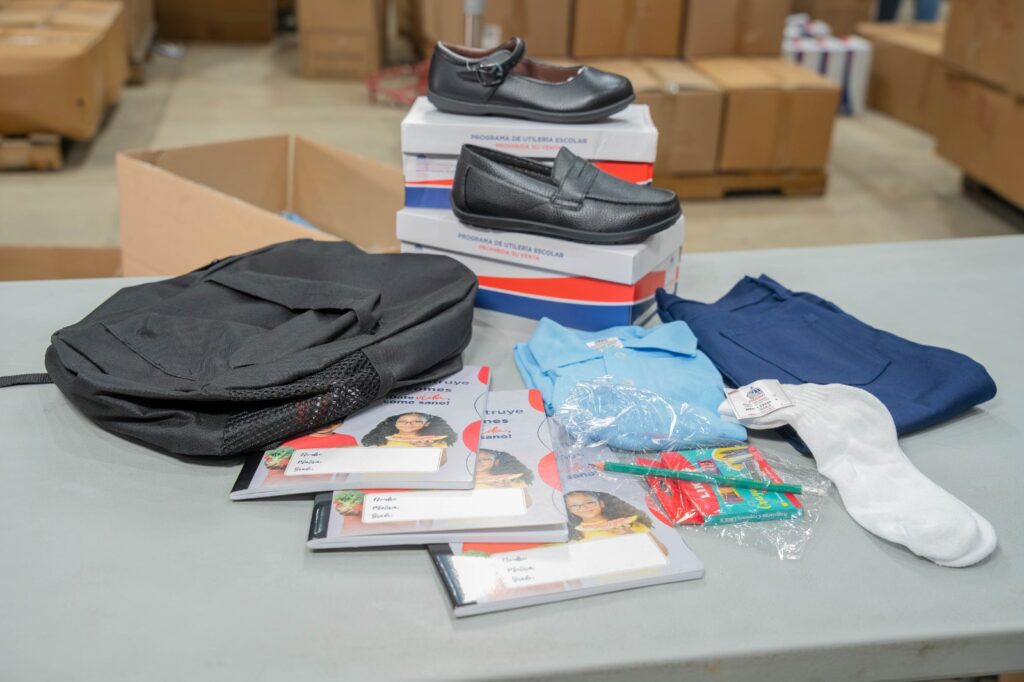 INABIE acelera entrega de útiles escolares y alcanza 15 % de distribución a tres meses del inicio del año escolar - Noticias de hoy en República Dominicana | De Último Minuto