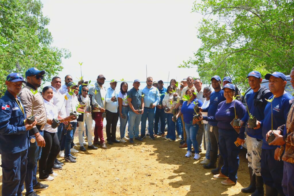 Hecmilio Galván encabeza jornada de reforestación en Miches por el Día Mundial del Medio Ambiente - Noticias de hoy en República Dominicana | De Último Minuto
