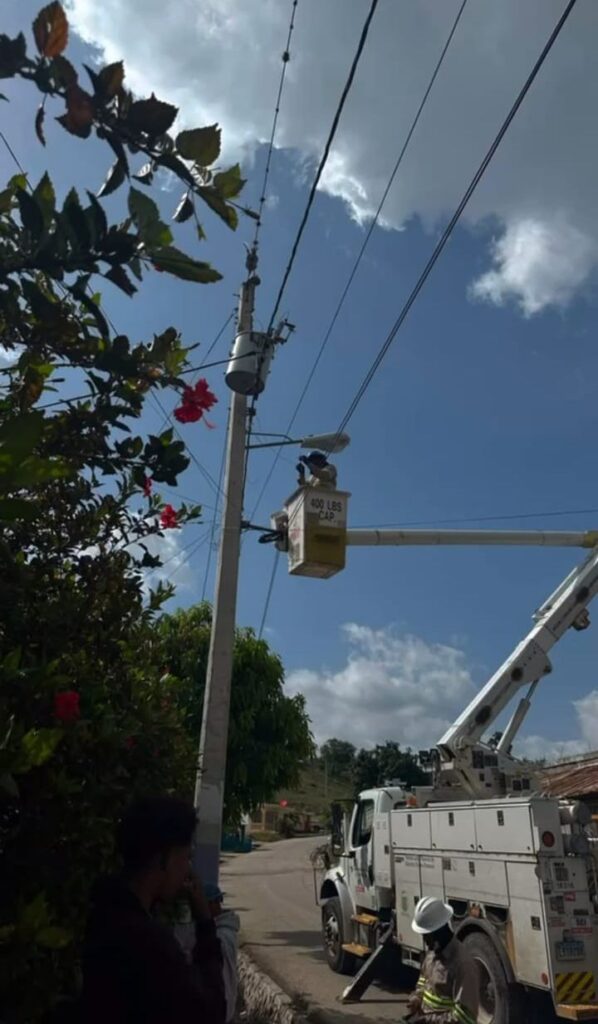 Inician instalación de nuevas luminarias en comunidades de Las Lagunas, Azua - Noticias de hoy en República Dominicana | De Último Minuto