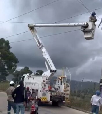 Inician instalación de nuevas luminarias en comunidades de Las Lagunas, Azua