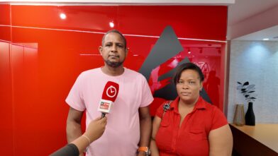 Mujer denuncia persecución y agresiones por parte de un vecino en Santo Domingo Norte