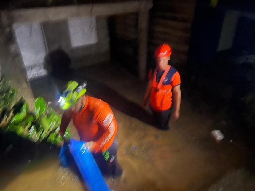 Vehículos quedan sumergidos y decenas de viviendas se inundan tras intensos aguaceros en Santiago