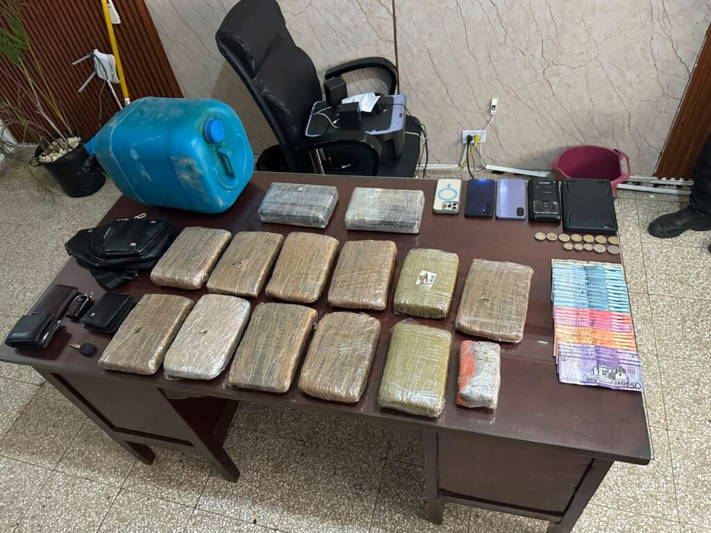 Capturan a ocho hombres con 14 paquetes de presuntas drogas en Villa Hermosa | 1 | Capturan a ocho hombres con 14 paquetes de presuntas drogas en Villa Hermosa - Noticias de hoy en República Dominicana | De Último Minuto