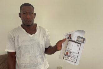 Joven haitiano denuncia pérdida de documentos tras detención por Migración