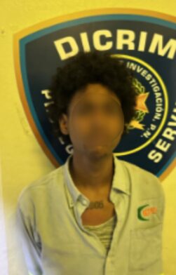 *Policía Nacional apresa hombre por intentar cambiar cheque falso en La Vega* La Vega, R.D.– Fue apresado el nombrado Brailyn Bianel Amonte Laureano, de 19 años, luego de ser detenido por miembros de la Policía Nacional cuando intentaba realizar una transacción con un cheque falso en una entidad bancaria de esta ciudad. De acuerdo con el informe policial, el detenido se presentó a una oficina bancaria con un cheque por la suma de RD$22,280.00, detectándose irregularidades en dicho documento, por lo que fue retenido y posteriormente entregado a las autoridades actuantes. Tras su detención, fue trasladado a la Subdirección Regional de Investigaciones (DICRIM), donde se realizan las diligencias correspondientes para el esclarecimiento del caso.