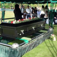 Entre lágrimas y muestras de dolor, sepultan al coreógrafo Iván Tejada en Jardín Memorial