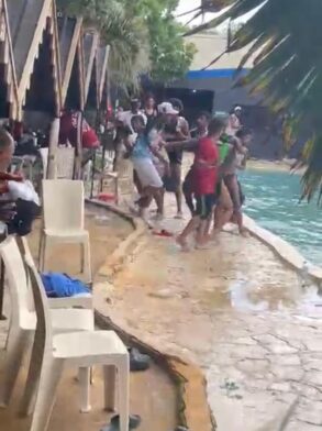 Enfrentamiento a botellazos protagonizan varias personas en piscina de Santiago; al menos siete heridos, incluyendo menores