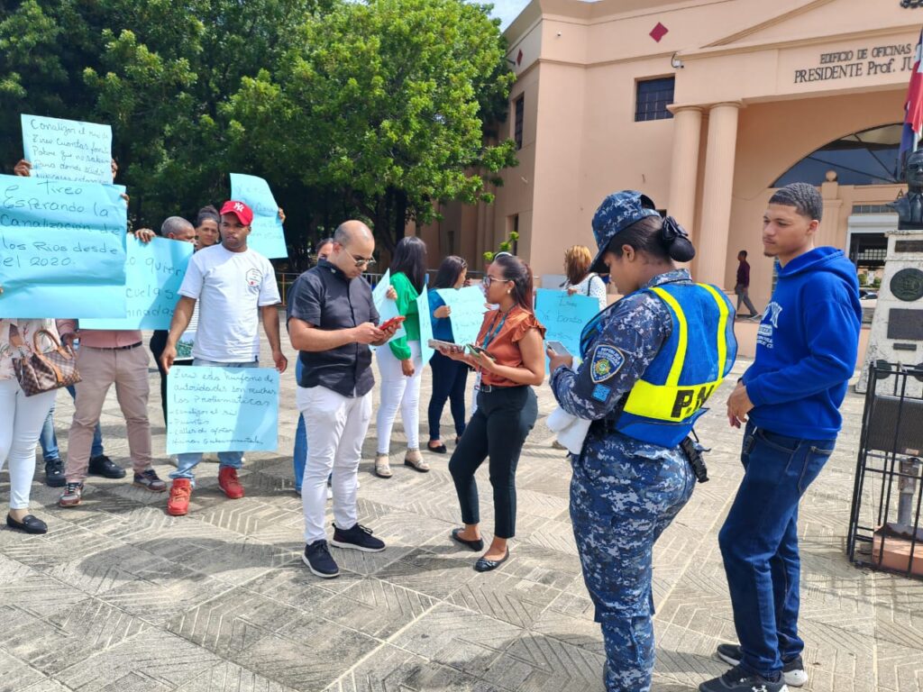 Alcalde del municipio de Tireo encabeza protesta frente al Palacio Nacional en demanda obras prometidas desde 2022 - Noticias de hoy en República Dominicana | De Último Minuto
