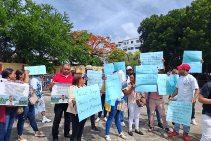 Alcalde del municipio de Tireo encabeza protesta frente al Palacio Nacional en demanda obras prometidas desde 2022