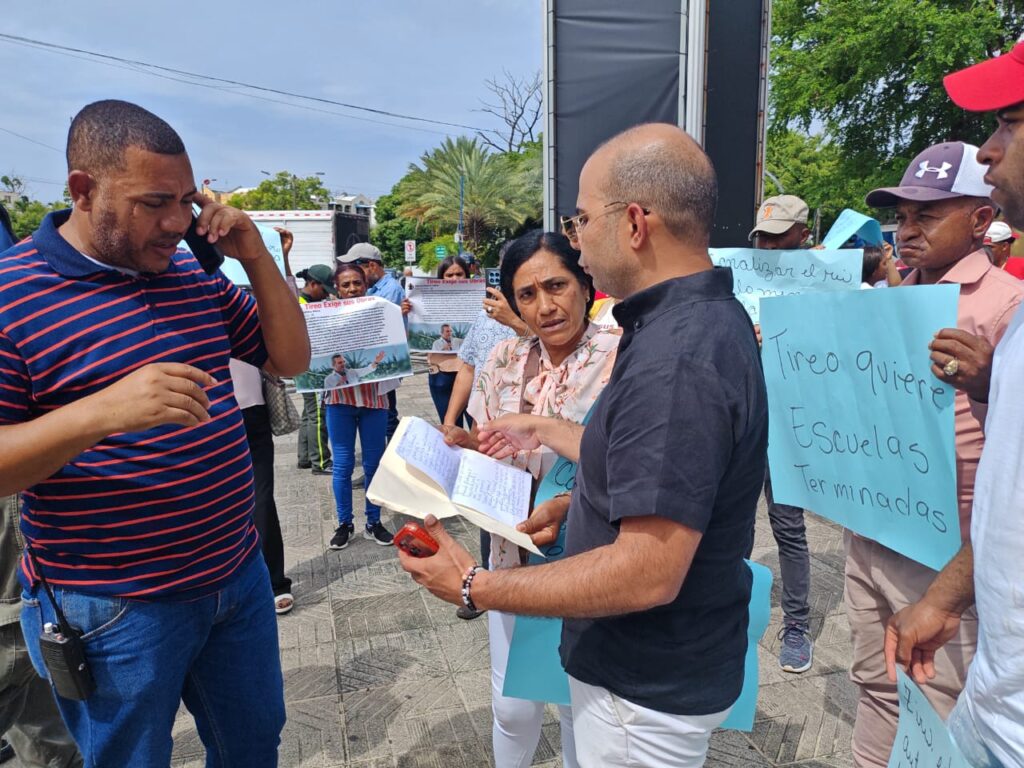 Alcalde del municipio de Tireo encabeza protesta frente al Palacio Nacional en demanda obras prometidas desde 2022 - Noticias de hoy en República Dominicana | De Último Minuto