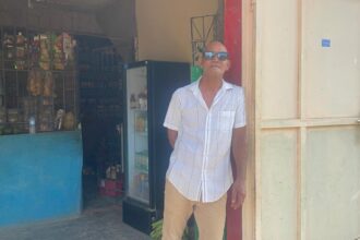 Encapuchados asaltan a mano armada a comerciante en Santiago