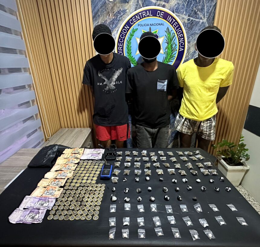 Policía ocupa drogas y detiene a tres personas en La Vega