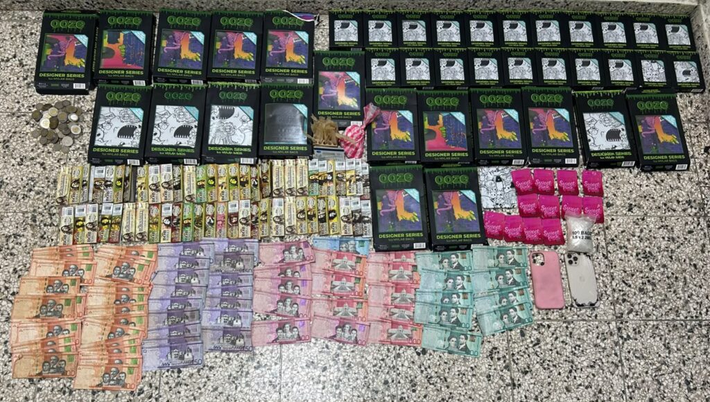 Policía ocupa presunta droga, dinero y equipos en allanamiento en La Vega - Noticias de hoy en República Dominicana | De Último Minuto