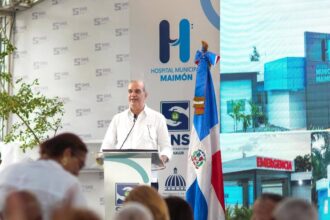 Abinader entrega renovado hospital de Maimón