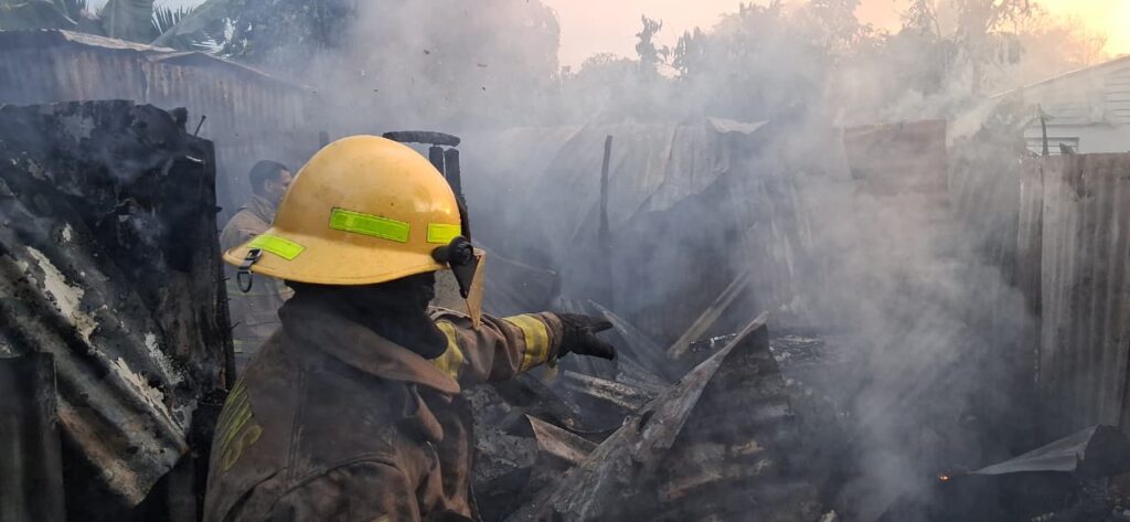Cortocircuito reduce vivienda a cenizas en Monte Plata; familia pierde todas sus pertenencias - Noticias de hoy en República Dominicana | De Último Minuto