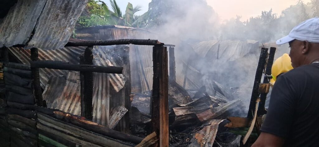 Cortocircuito reduce vivienda a cenizas en Monte Plata; familia pierde todas sus pertenencias - Noticias de hoy en República Dominicana | De Último Minuto