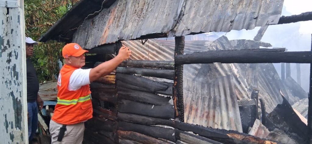 Cortocircuito reduce vivienda a cenizas en Monte Plata; familia pierde todas sus pertenencias - Noticias de hoy en República Dominicana | De Último Minuto