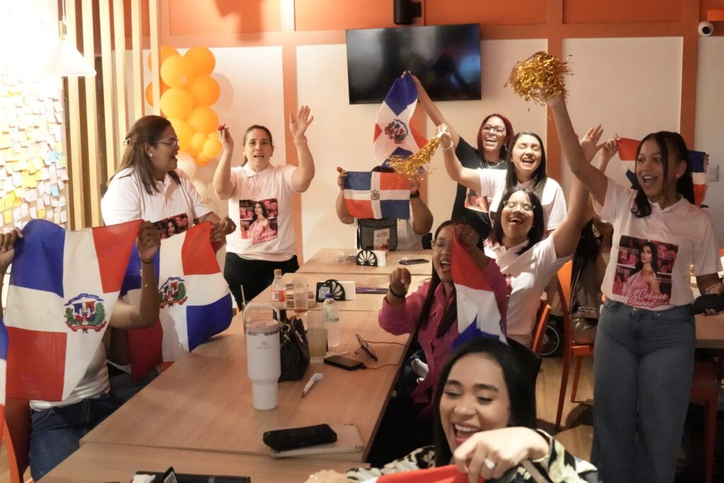 Con banderas, lágrimas y mucha emoción, así vive la familia de Celinee Santos la final de La Casa de los Famosos - Noticias de hoy en República Dominicana | De Último Minuto