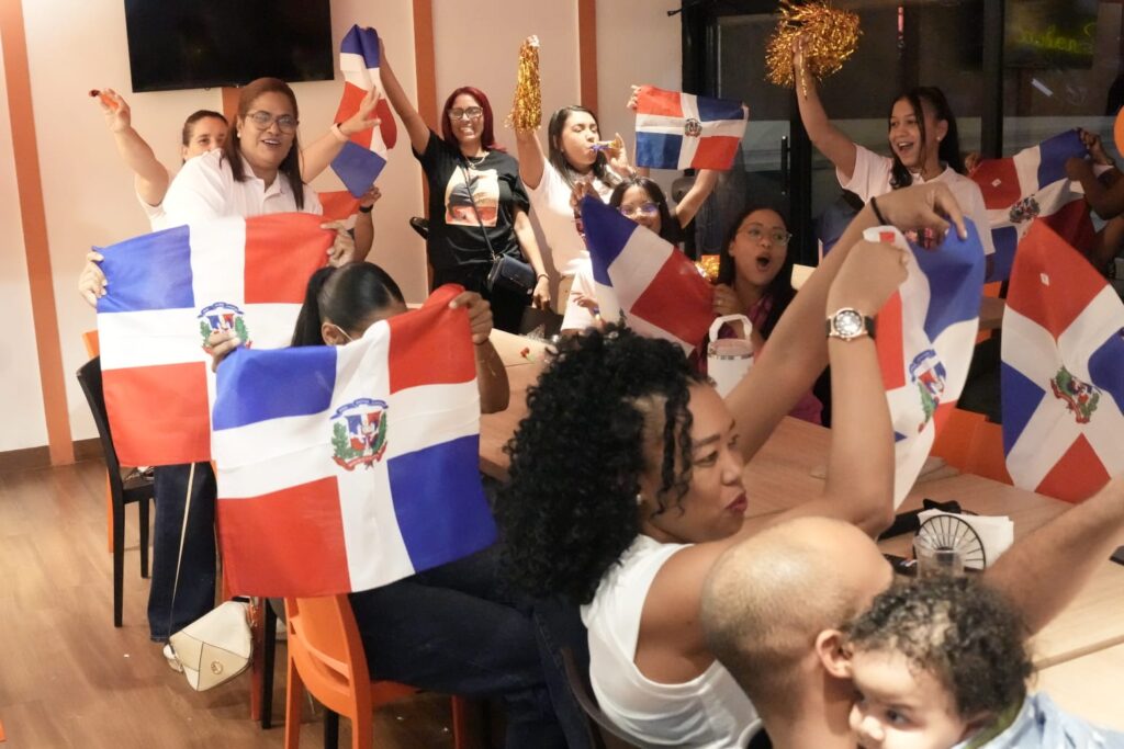 Con banderas, lágrimas y mucha emoción, así vive la familia de Celinee Santos la final de La Casa de los Famosos - Noticias de hoy en República Dominicana | De Último Minuto