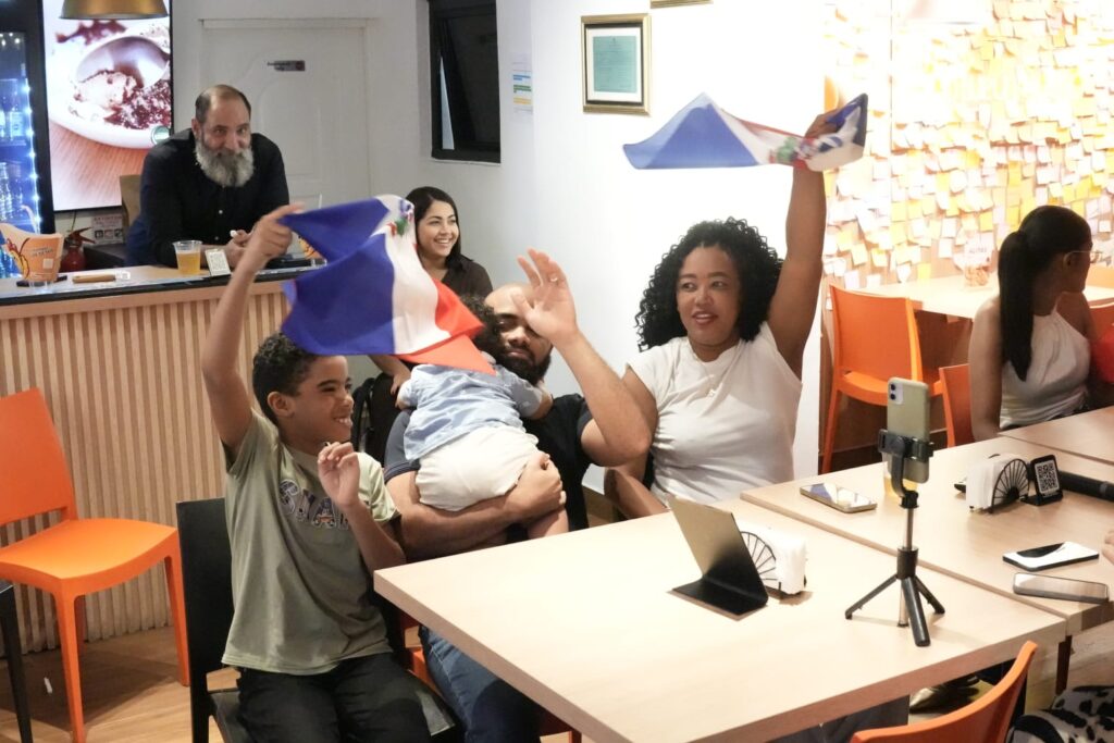 Con banderas, lágrimas y mucha emoción, así vive la familia de Celinee Santos la final de La Casa de los Famosos - Noticias de hoy en República Dominicana | De Último Minuto