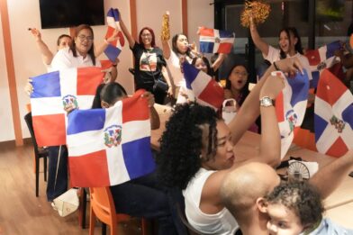 Con banderas, lágrimas y mucha emoción, así vive la familia de Celinee Santos la final de La Casa de los Famosos