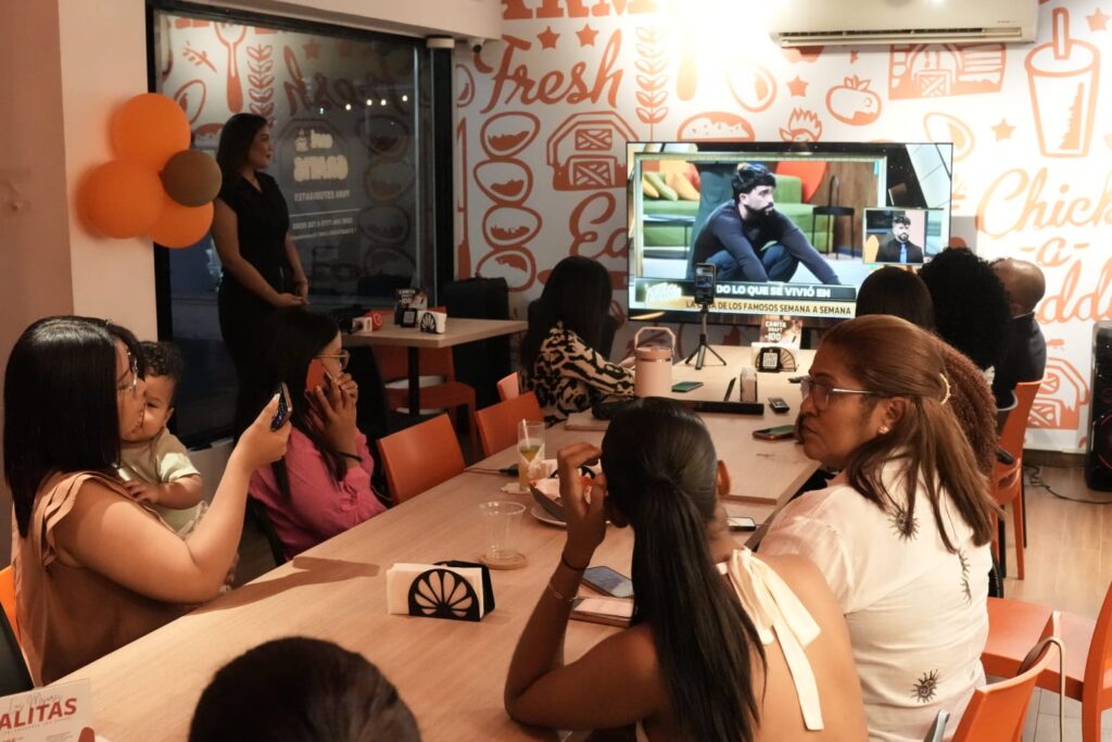 Con banderas, lágrimas y mucha emoción, así vive la familia de Celinee Santos la final de La Casa de los Famosos - Noticias de hoy en República Dominicana | De Último Minuto