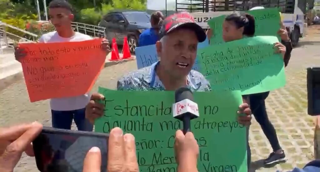 Comunitarios de Estancita acuden al Palacio de Justicia de Jarabacoa por conflicto con construcción de pared - Noticias de hoy en República Dominicana | De Último Minuto