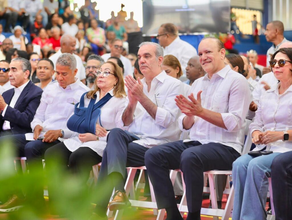 Presidente Abinader y Ulises Rodríguez entregan remozado techado de Los Ciruelitos - Noticias de hoy en República Dominicana | De Último Minuto