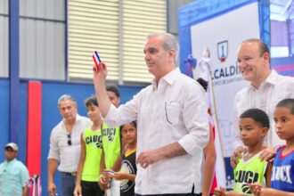 Abinader dispone que el MESCyT evalúe becas desde quinto de bachillerato