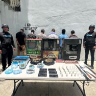 Policía incauta drogas, tragamonedas y productos sin registro en Capotillo; ocho detenidos