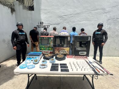 Policía incauta drogas, tragamonedas y productos sin registro en Capotillo; ocho detenidos