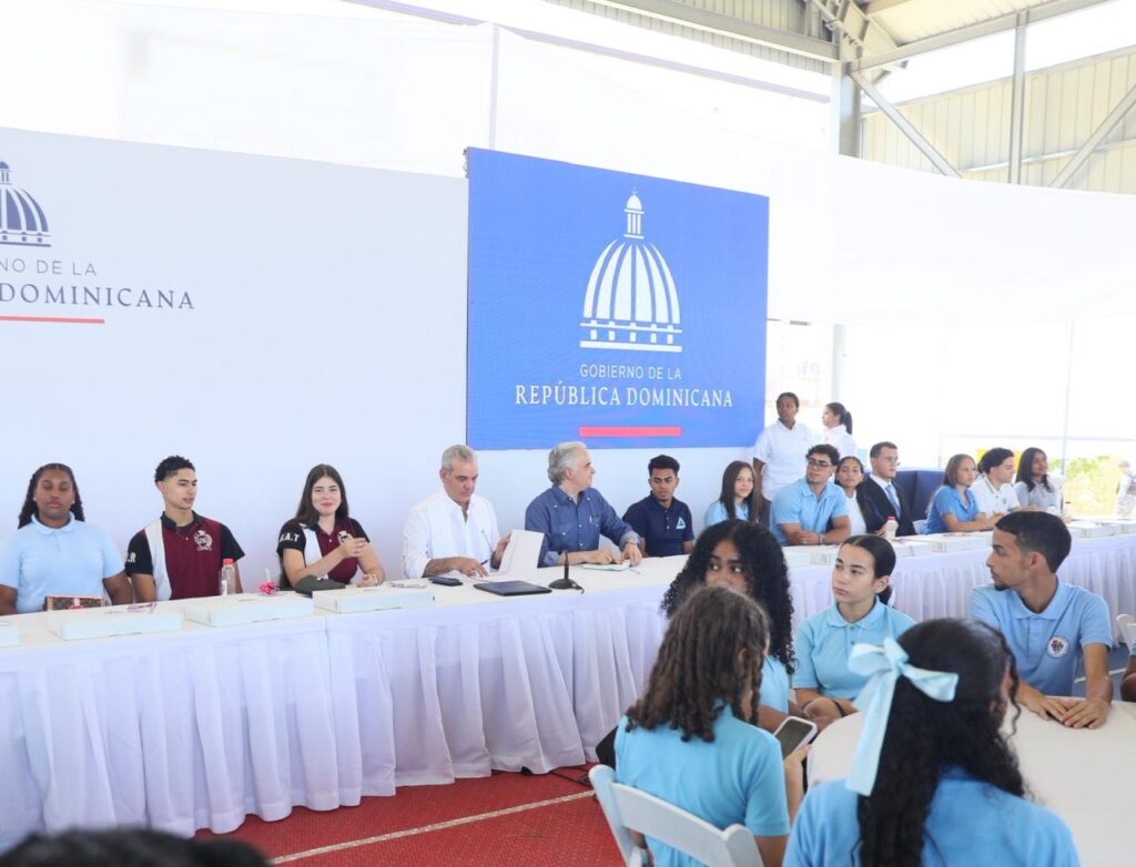Abinader exhorta a estudiantes a prepararse en inglés, tecnología y valores para alcanzar el éxito - Noticias de hoy en República Dominicana | De Último Minuto