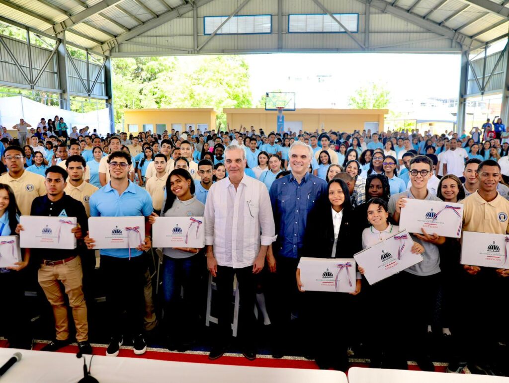 Abinader exhorta a estudiantes a prepararse en inglés, tecnología y valores para alcanzar el éxito - Noticias de hoy en República Dominicana | De Último Minuto