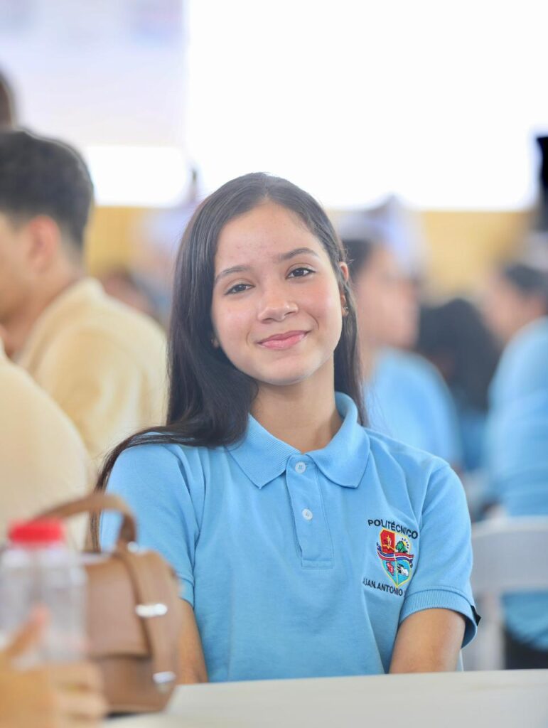Abinader exhorta a estudiantes a prepararse en inglés, tecnología y valores para alcanzar el éxito - Noticias de hoy en República Dominicana | De Último Minuto