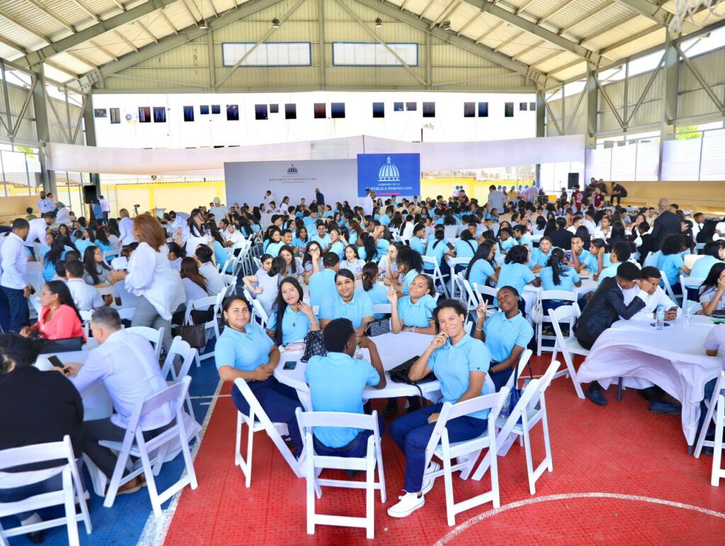 Abinader exhorta a estudiantes a prepararse en inglés, tecnología y valores para alcanzar el éxito - Noticias de hoy en República Dominicana | De Último Minuto