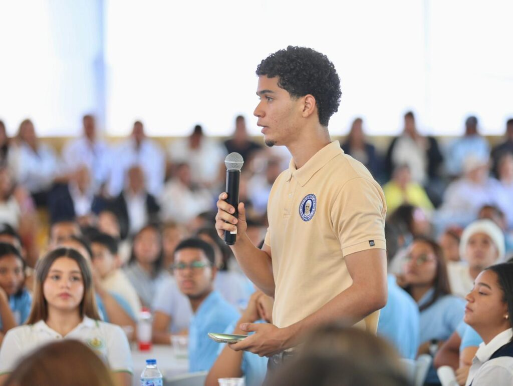 Abinader exhorta a estudiantes a prepararse en inglés, tecnología y valores para alcanzar el éxito - Noticias de hoy en República Dominicana | De Último Minuto