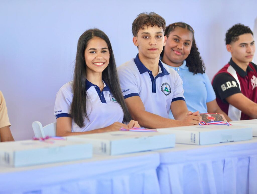 Abinader exhorta a estudiantes a prepararse en inglés, tecnología y valores para alcanzar el éxito - Noticias de hoy en República Dominicana | De Último Minuto