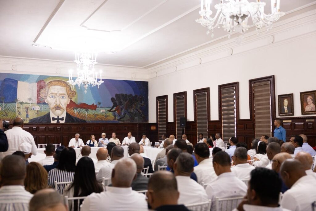 Abinader se reúne con líderes comunitarios y evalúa avances de obras clave en Santiago - Noticias de hoy en República Dominicana | De Último Minuto